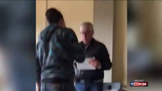 Bullo insulta il professore malato Minacce offese e aggressione a Lucca 18 aprile 2018 [upl. by Ayat758]